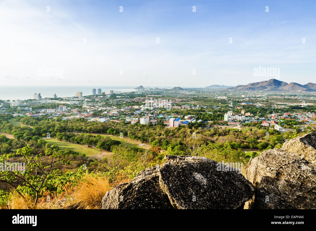 Erhöhte Ansicht Hua Hin Stadt am Morgen schöne Landschaft Stadt am Meer in Prachuap Khiri Khan Provinz von Thailand. Stockfoto