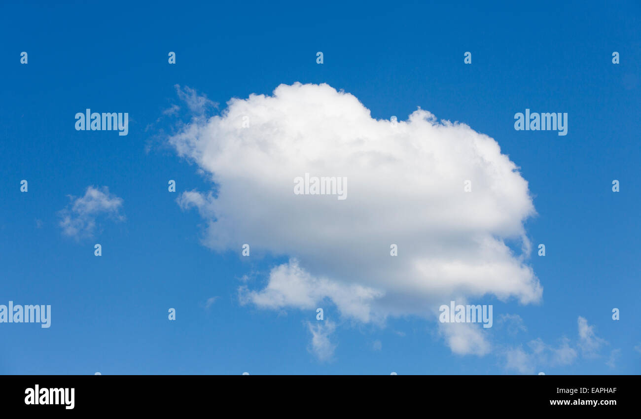 Eine weiße Wolke am blauen Himmel, Finnland Stockfoto