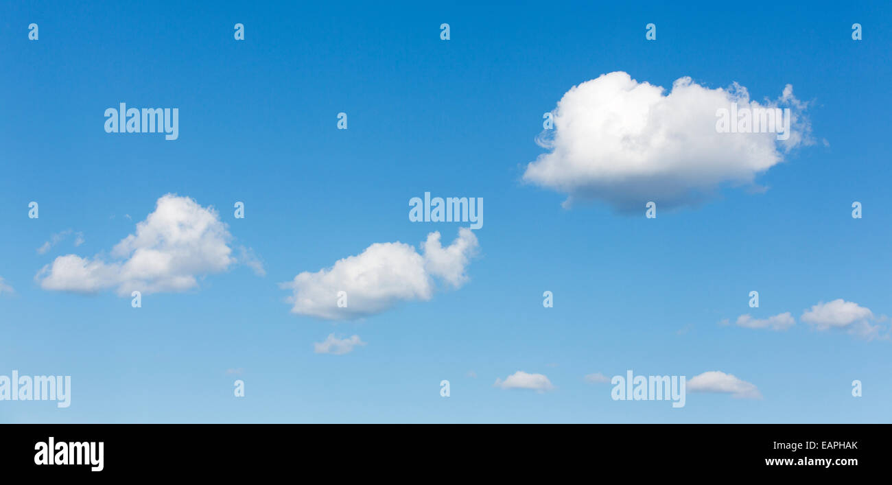 Weiße Wolken am blauen Himmel, Finnland Stockfoto