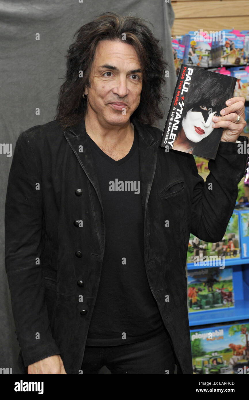 Paul Stanley unterschreibt Exemplare seines Buches 