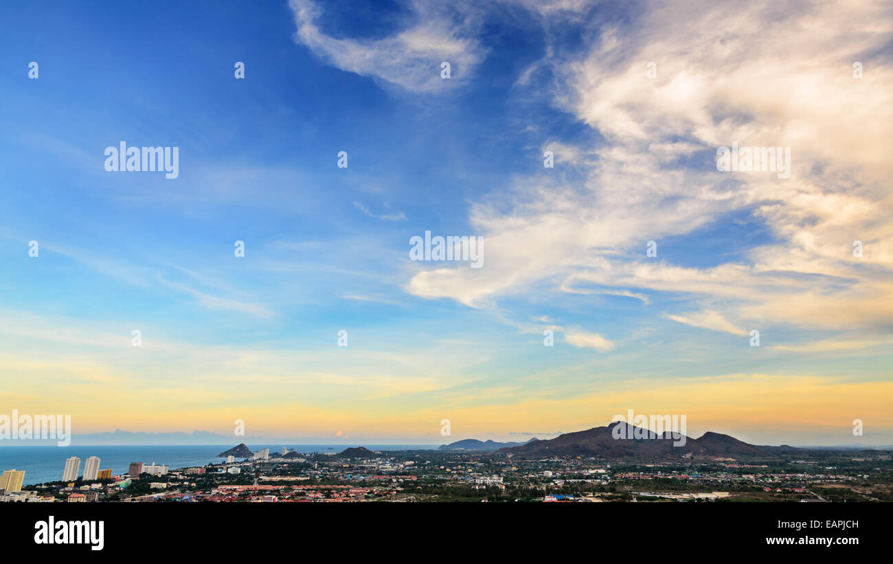 Höhe Winkel Ansicht bunten Himmel über die Stadt Hua Hin, schöne Landschaft Stadt am Meer in Prachuap Khiri Khan Provinz von Thailand Stockfoto