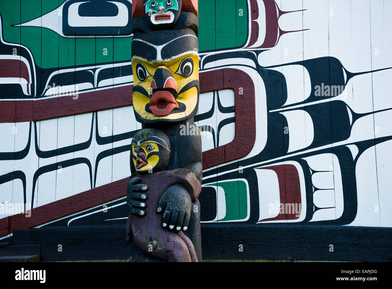 Totempfahl und Langhaus, Thunderbird Park, Victoria, Britisch-Kolumbien, Kanada Stockfoto