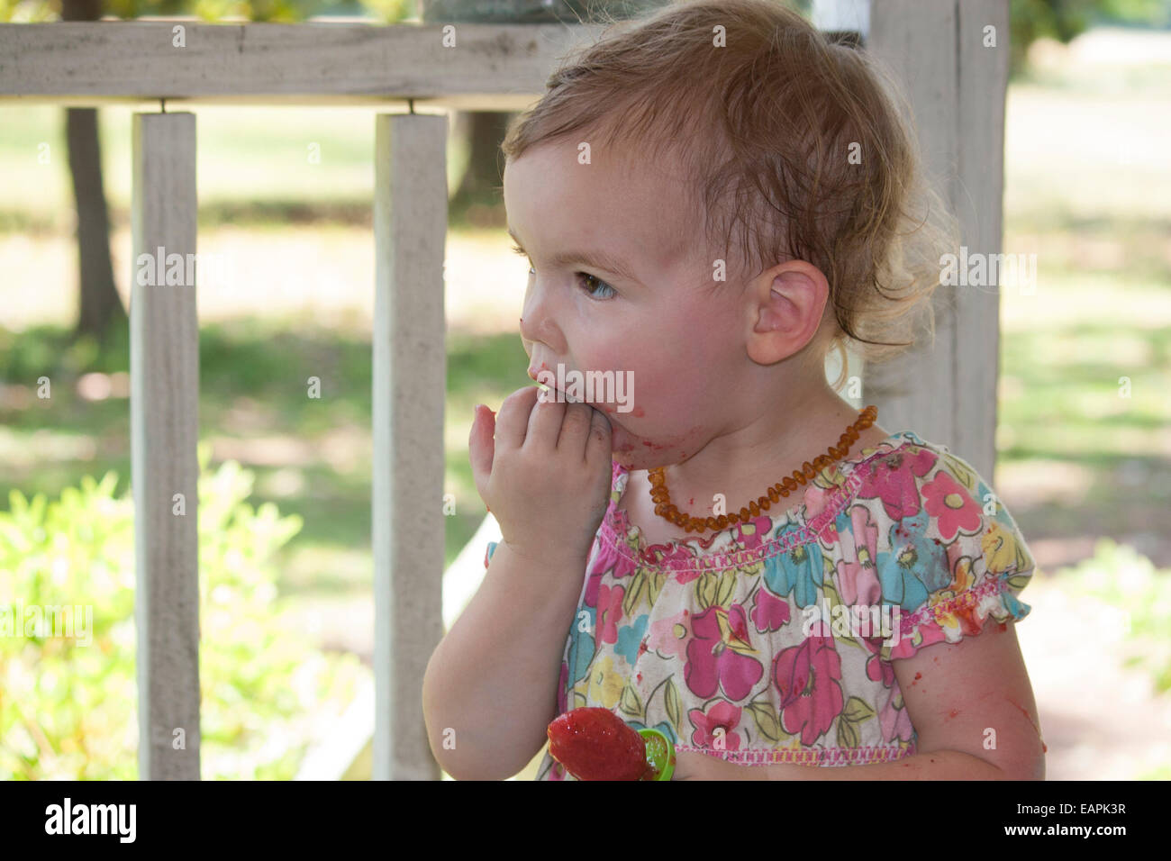 Kleinkind einen hausgemachten Eis am Stiel genießen. Stockfoto