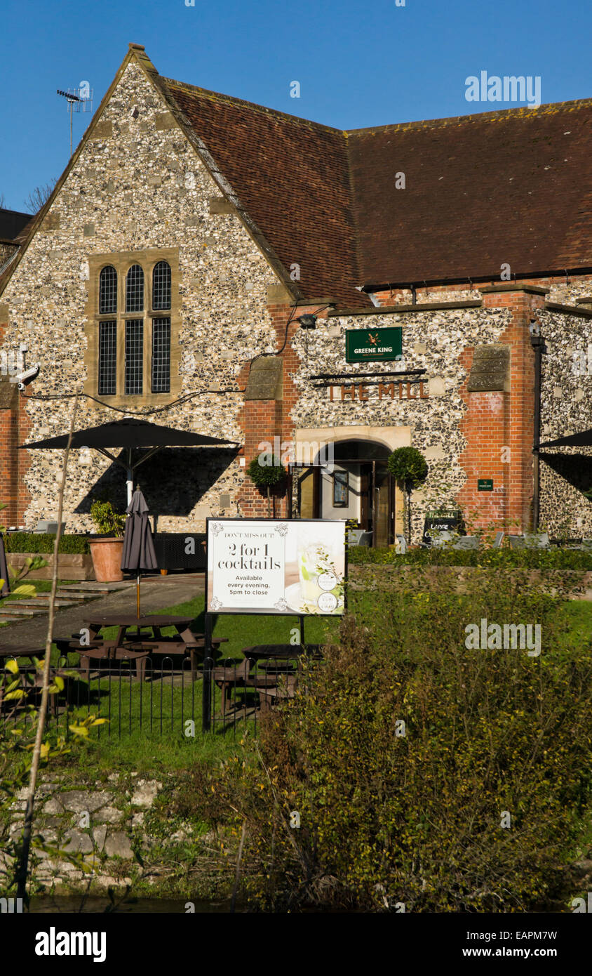 Salisbury Kathedrale Stadt in Wiltshire England UK The Mill Pub Stockfoto