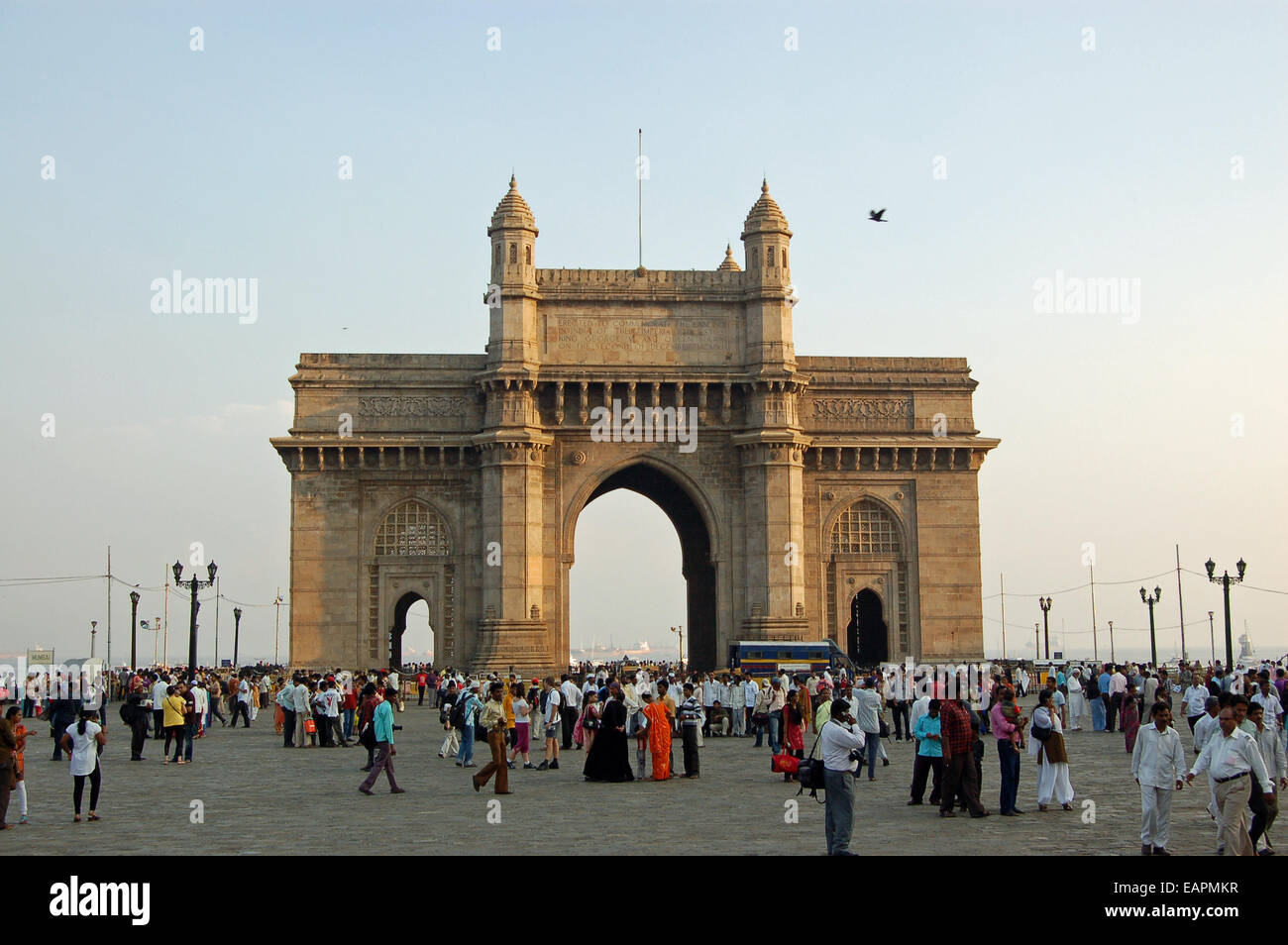 Fußgänger genießen den Abend am Tor zu Indien Mumbai Stockfoto
