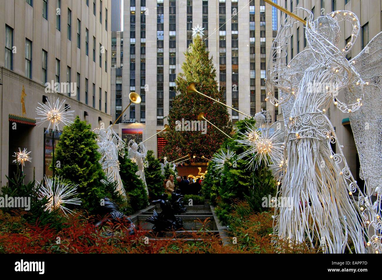 NYC: Die Kanal-Gärten mit Engeln spielen vergoldet, Hörner und Blick auf den Weihnachtsbaum am 30 Rockefeller Center Stockfoto