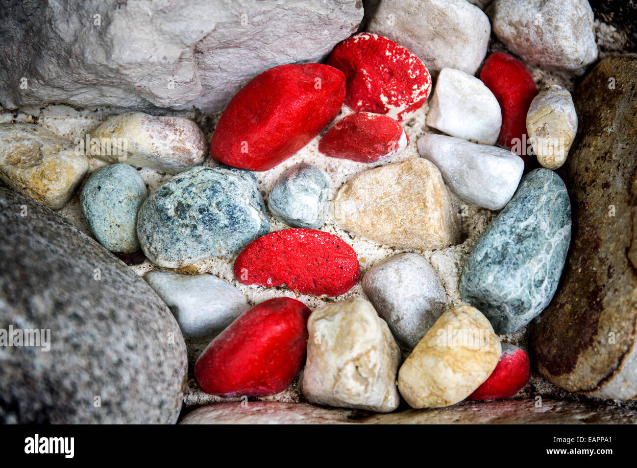 Eine Nahaufnahme von oben aus bunten Kieseln und Felsen. Die Farben der Kieselsteine variieren von blau-grau, Orange und rot Stockfoto