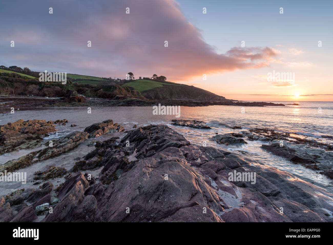 Sonnenaufgang im Talland Bay eine einsame Strand zwischen Polperro und Looe in Cornwall Stockfoto