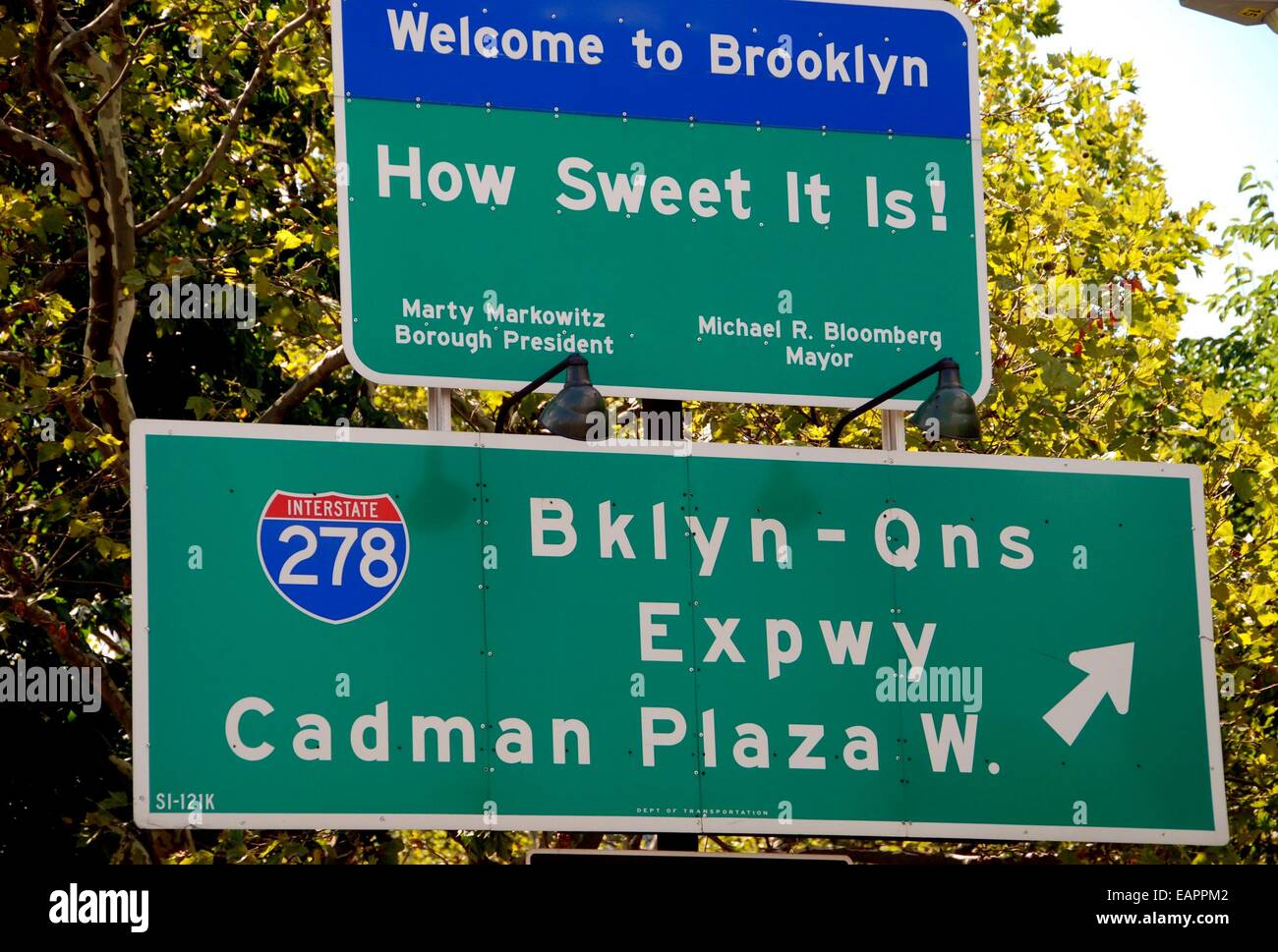 BROOKLYN, NY: Zeichen am Ende der Brooklyn Bridge herzlich willkommen zu dem Stadtteil Brooklyn Stockfoto