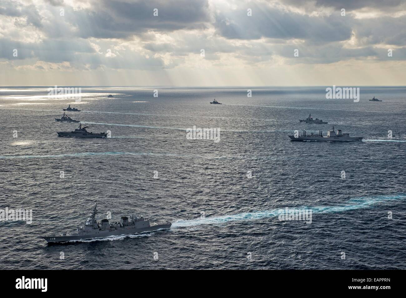 Luftbild der US-Marine und Maritime Self-Defense Force Japan Schiffe in Bildung am Ende der scharfen Schwert 15 Übungen 19. November 2014 in der Philippinensee dämpfen.  Die bilateralen Bereich Trainingsübung soll Kampfbereitschaft und Interoperabilität von US-Truppen und der JSDF zu erhöhen. Stockfoto