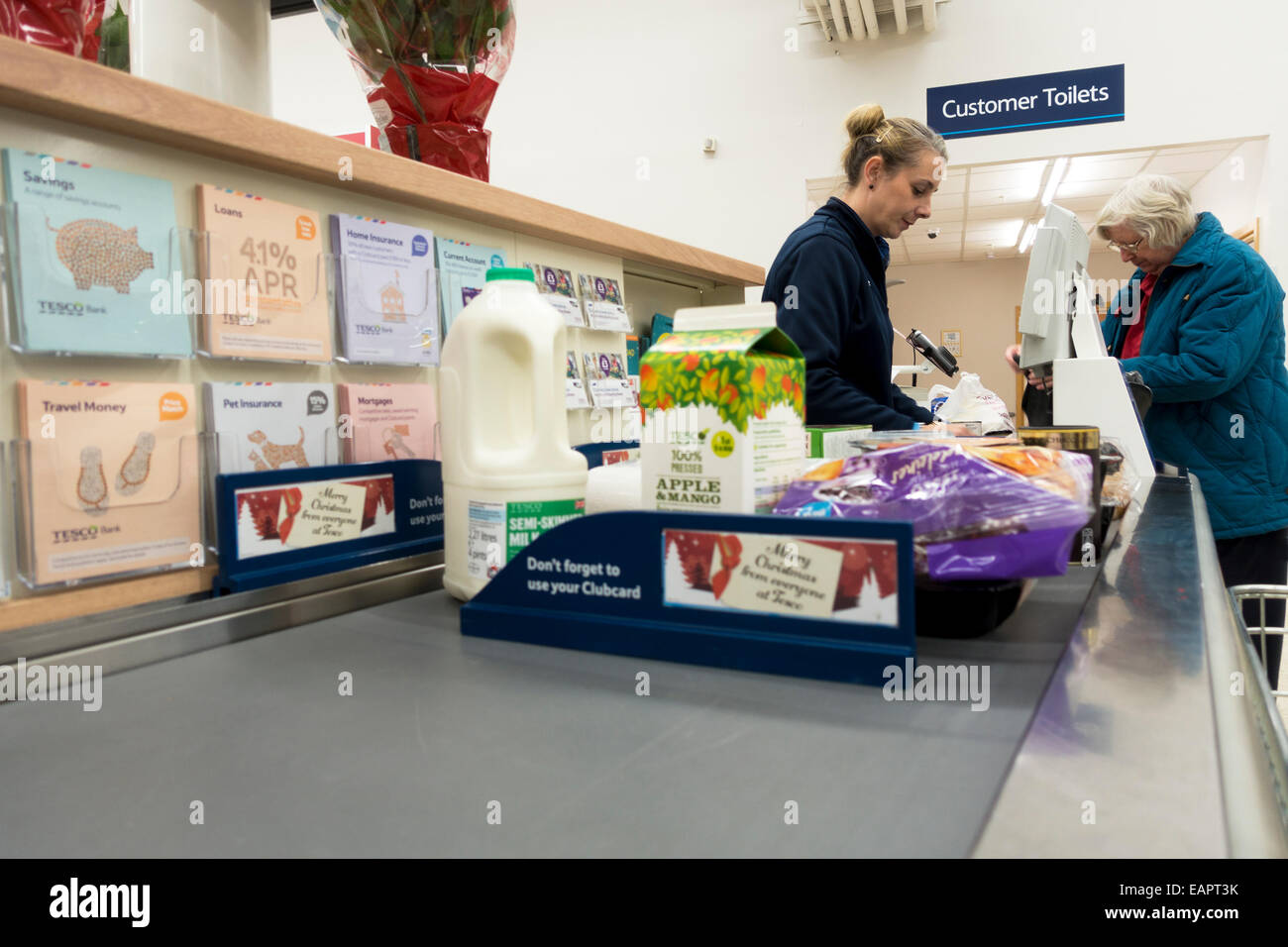 Tesco Kasse Tresen Kasse Umgang mit Kunden einkaufen, Cambridge, England Stockfoto