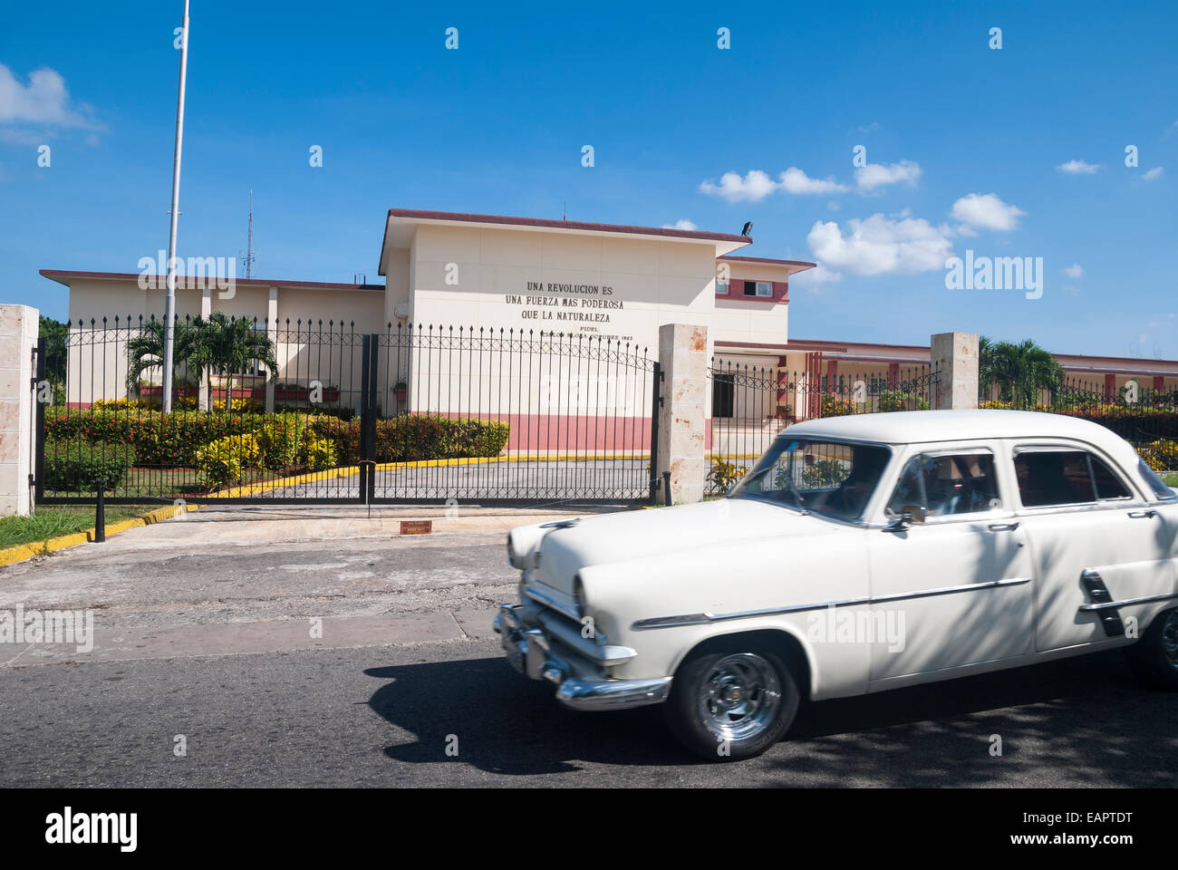 Ein altes Auto übergibt die Vorderseite der Landeszentrale der kubanische Zivilschutz Havana Vorort von Casablanca Stockfoto