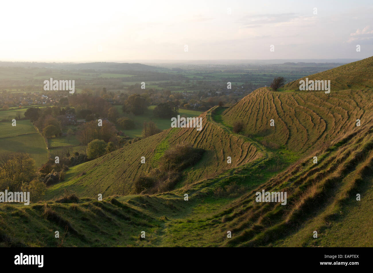 Prähistorische Großbritannien. Die Wälle und Gräben der alten Wallburg der Eisenzeit in Hambledon Hill, mit Blick auf die Blackmore Vale in Dorset, England. Stockfoto
