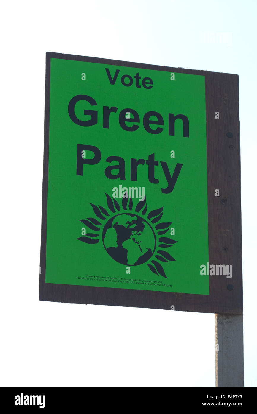 Grüne Partei politische Werbeplakat für die Parlamentswahlen. Am Straßenrand. Norwich. Stockfoto