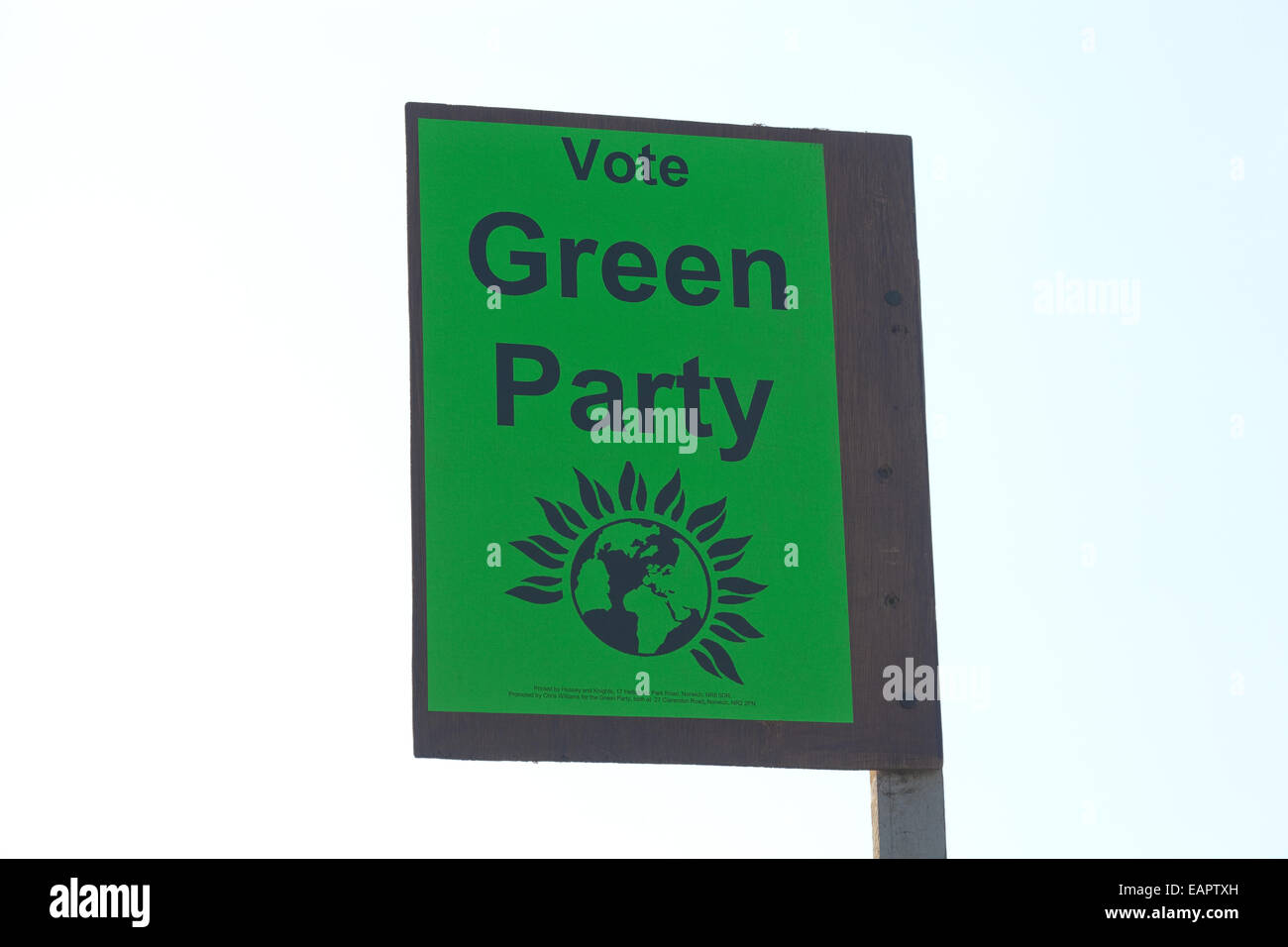 Grüne Partei am Straßenrand Werbung Horten in einem Garten von Norwich. Für erwartete Kommunalwahlen angezeigt. Stockfoto