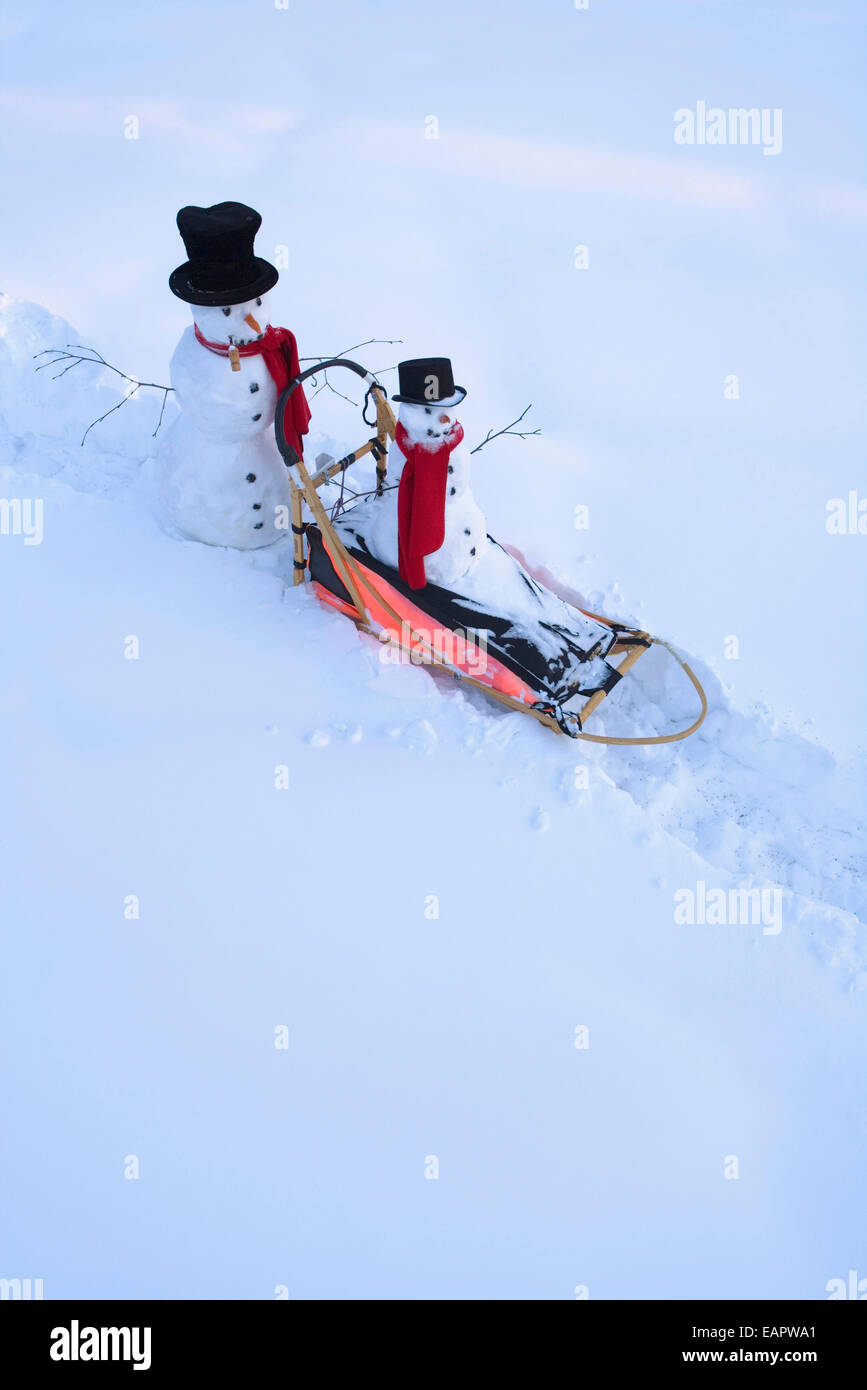 Großen & kleinen Schneemann Fahrt mit Hundeschlitten im Tiefschnee innen Fairbanks Alaska Winter Stockfoto