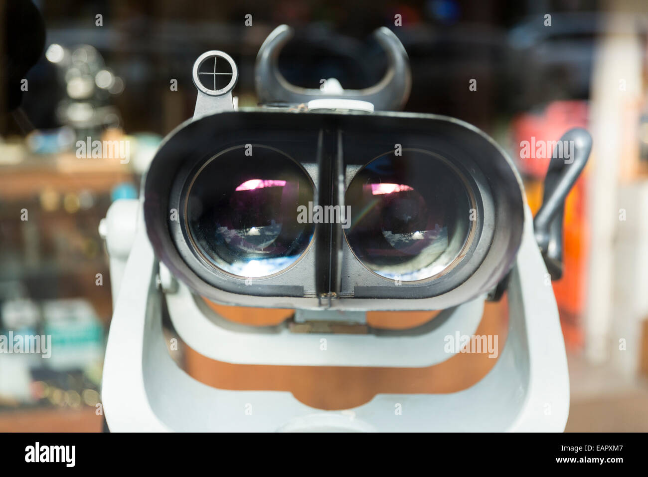 Geradeaus sehen Sie auf der Vorderseite eines Teleskops (Doppel-Objektiv) - mag Wall E aussehen Stockfoto