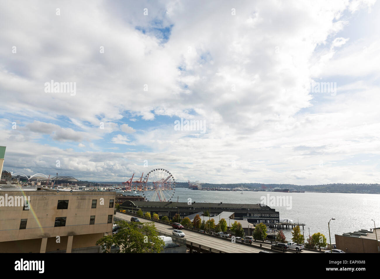 Panoramablick von Seattle mit einem Iconinc Great Wheel auf Pier 57 - teilweise bewölkter Himmel Stockfoto