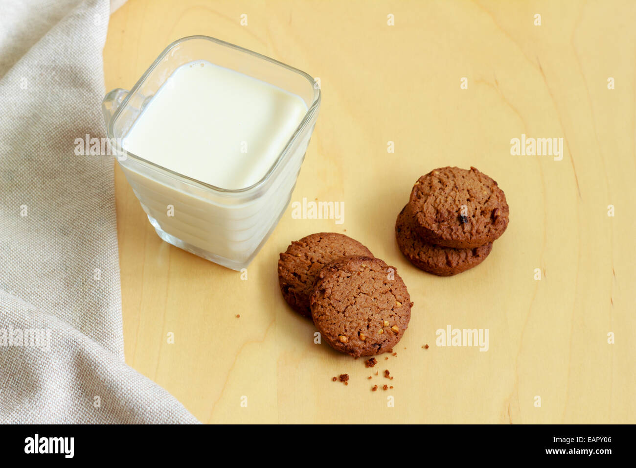 Chocolate Chip Cookies und ein Glas Milch auf einem Holztisch Stockfoto