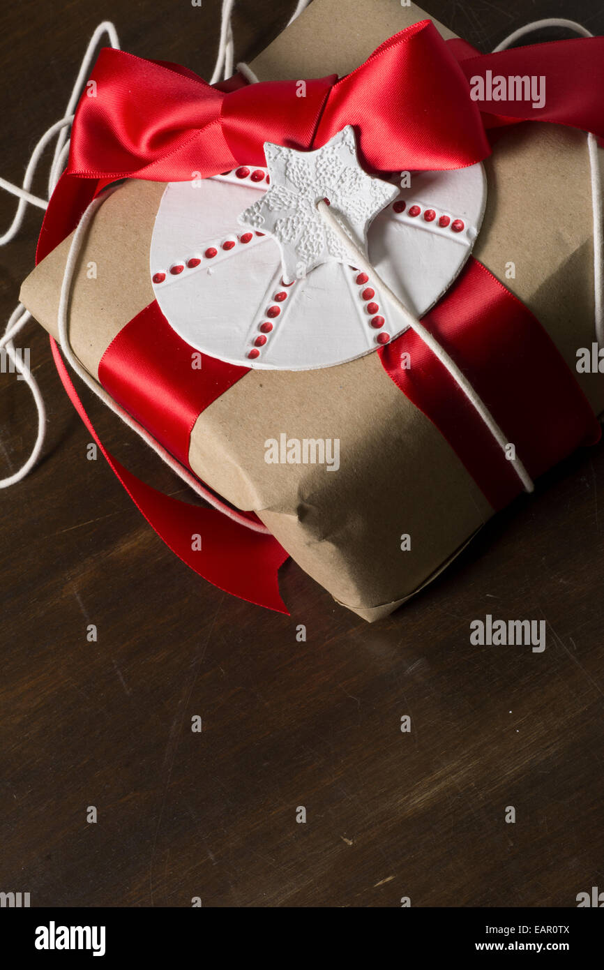 Geschenk-Box, Kraftpapier mit braunen Band und kreisförmige Etikett mit Stern Stockfoto