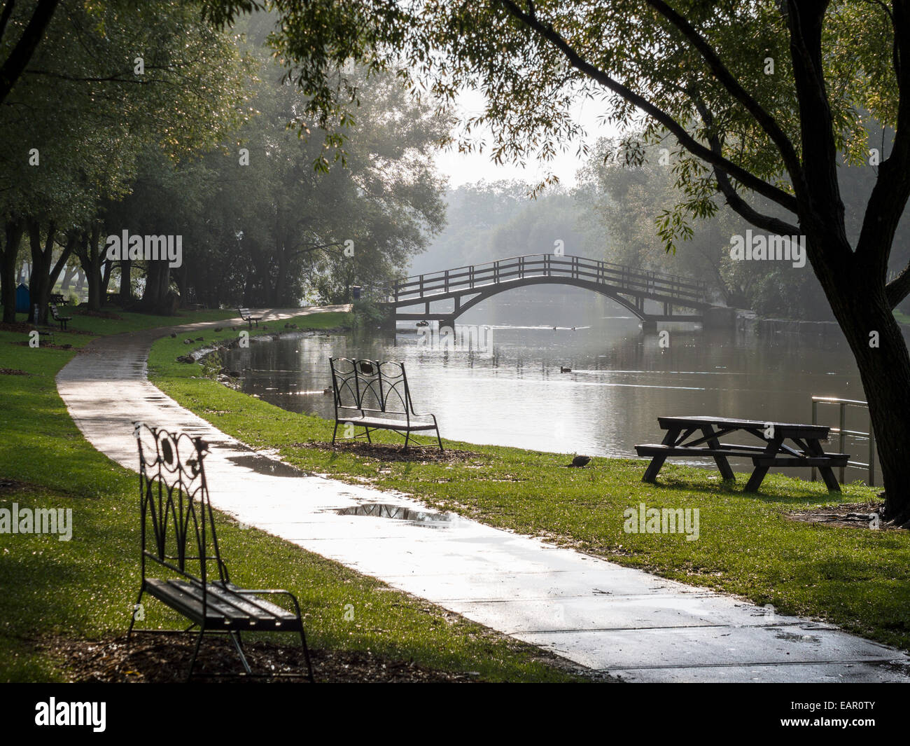 Nach dem Regen in Stratford. Eine Brücke über die Avon im Park unter dem Festival Theatre in Stratford, Ontario. Stockfoto