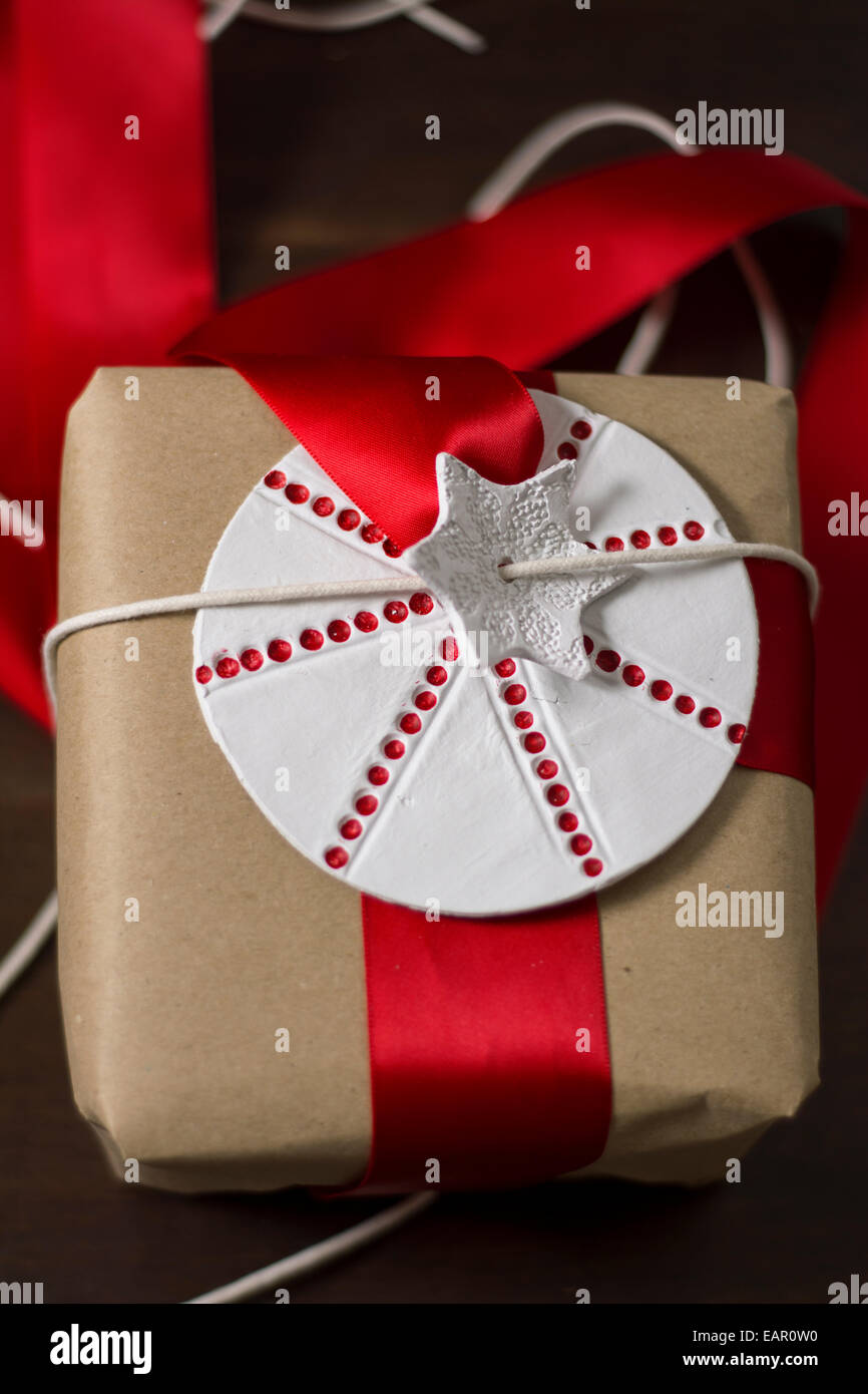 Geschenk-Box, Papier Handwerk Withred Band und kreisförmige Etikett mit Stern Stockfoto