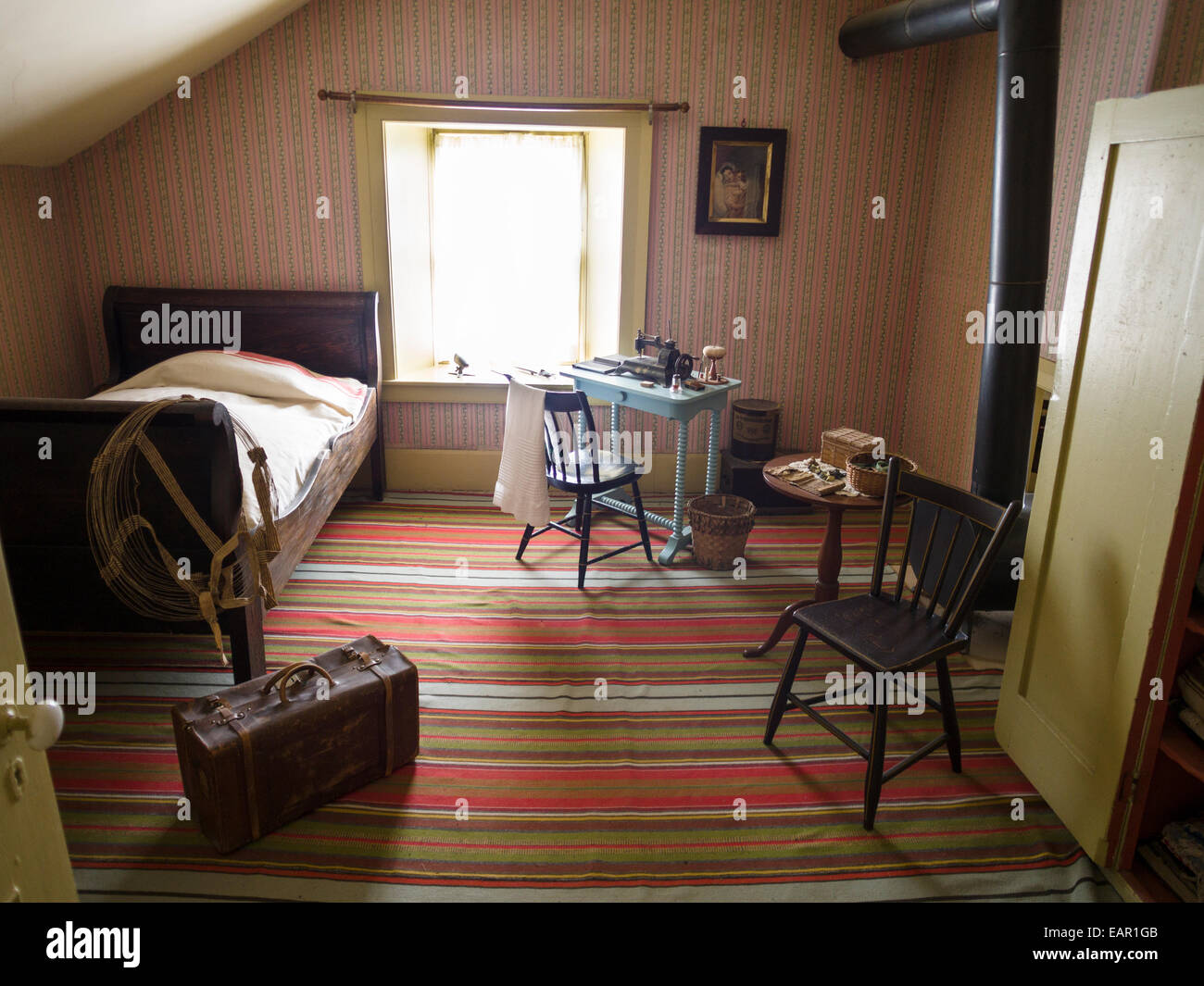 Schlafzimmer in Oberkanada Dorfhauses. Altes Schlafzimmer im Obergeschoss in einem wohlhabenden Haus im Dorf. Stockfoto