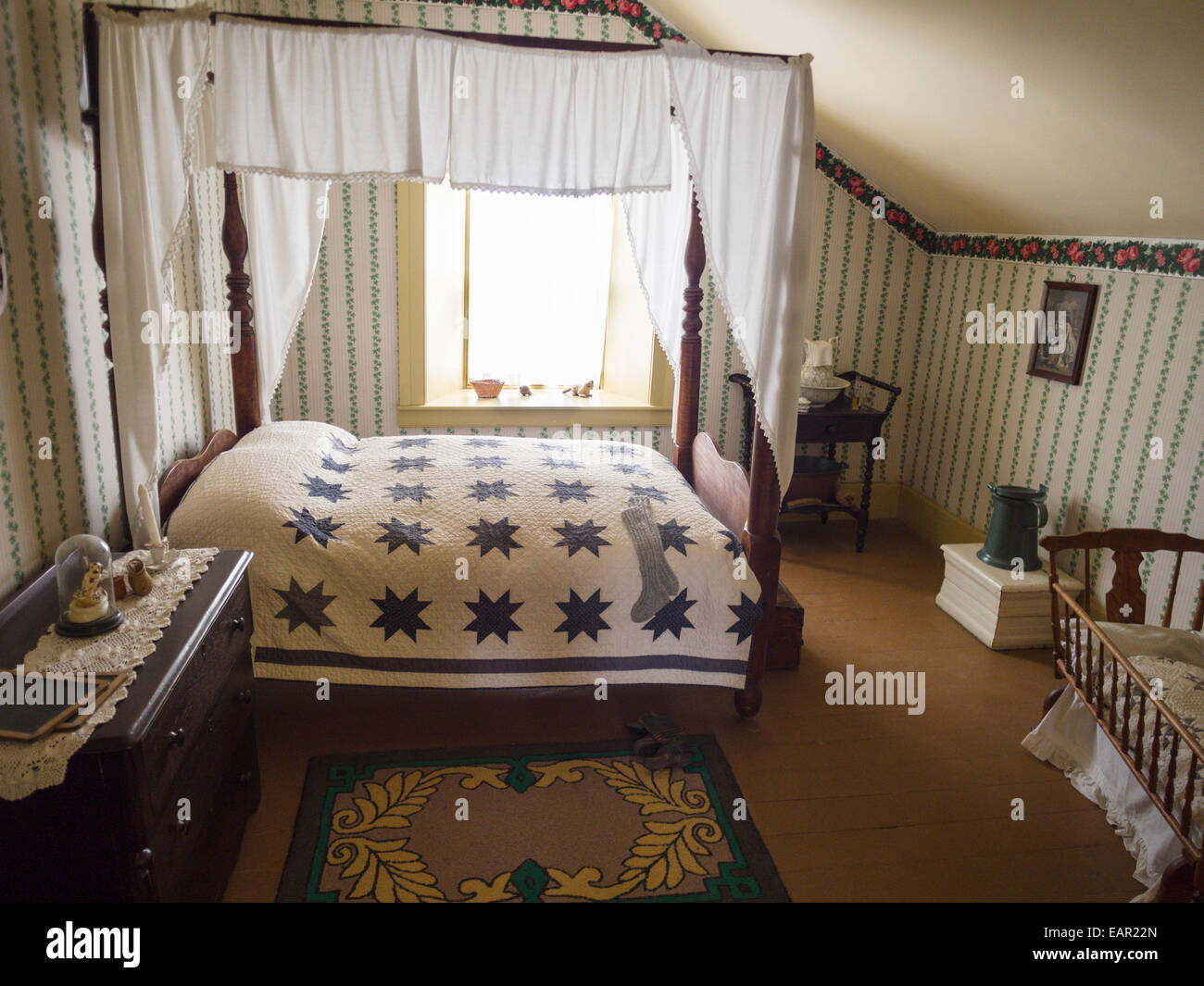 Schlafzimmer in Oberkanada Dorfhauses. Altes Schlafzimmer im Obergeschoss in einem wohlhabenden Haus im Dorf. Stockfoto