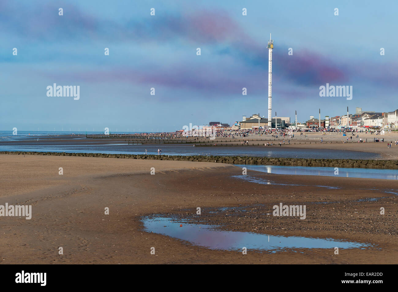 Rhyl Air Show 31. August 2014 zeigt Sky Tower und Rhyl Strand mit Zuschauern. Stockfoto