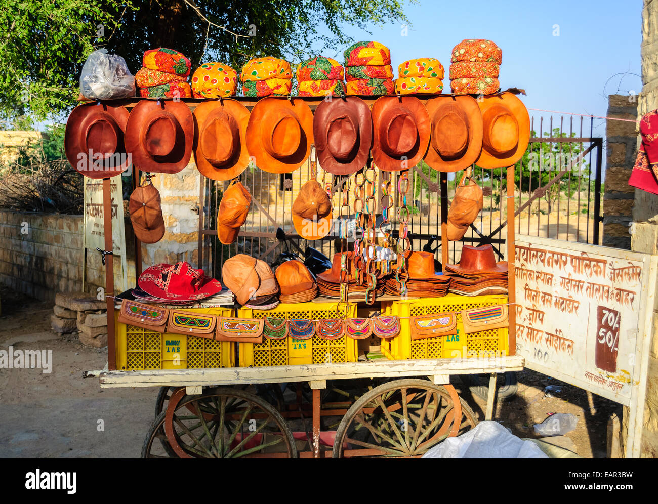 Verschiedene Arten von Hüte und Mützen, die zum Verkauf, am Straßenrand Anbieter, Jaisalmer, Rajasthan, Indien Stockfoto