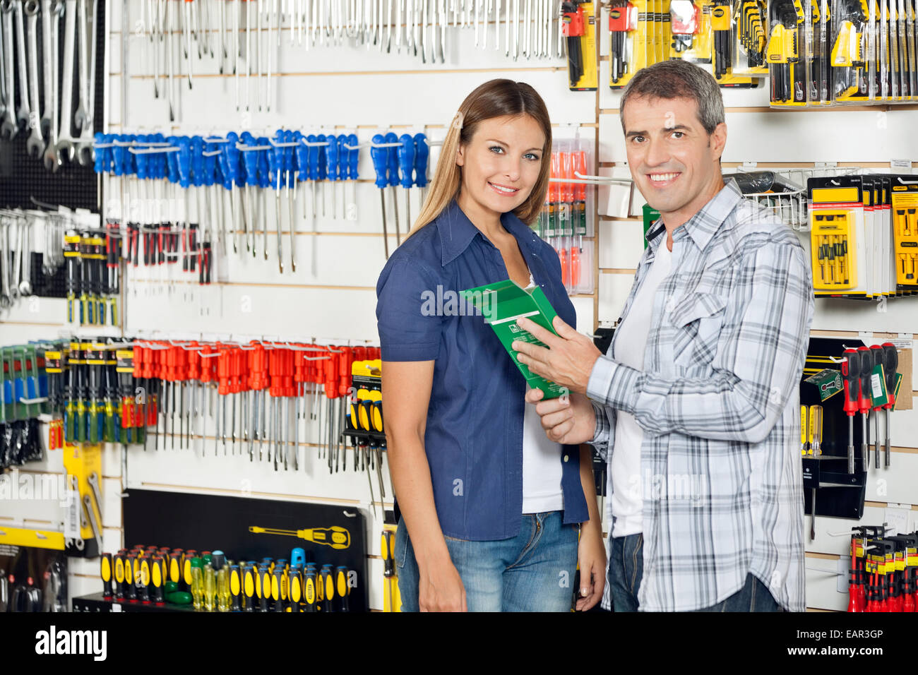 Paar Produkt im Baumarkt kaufen Stockfoto
