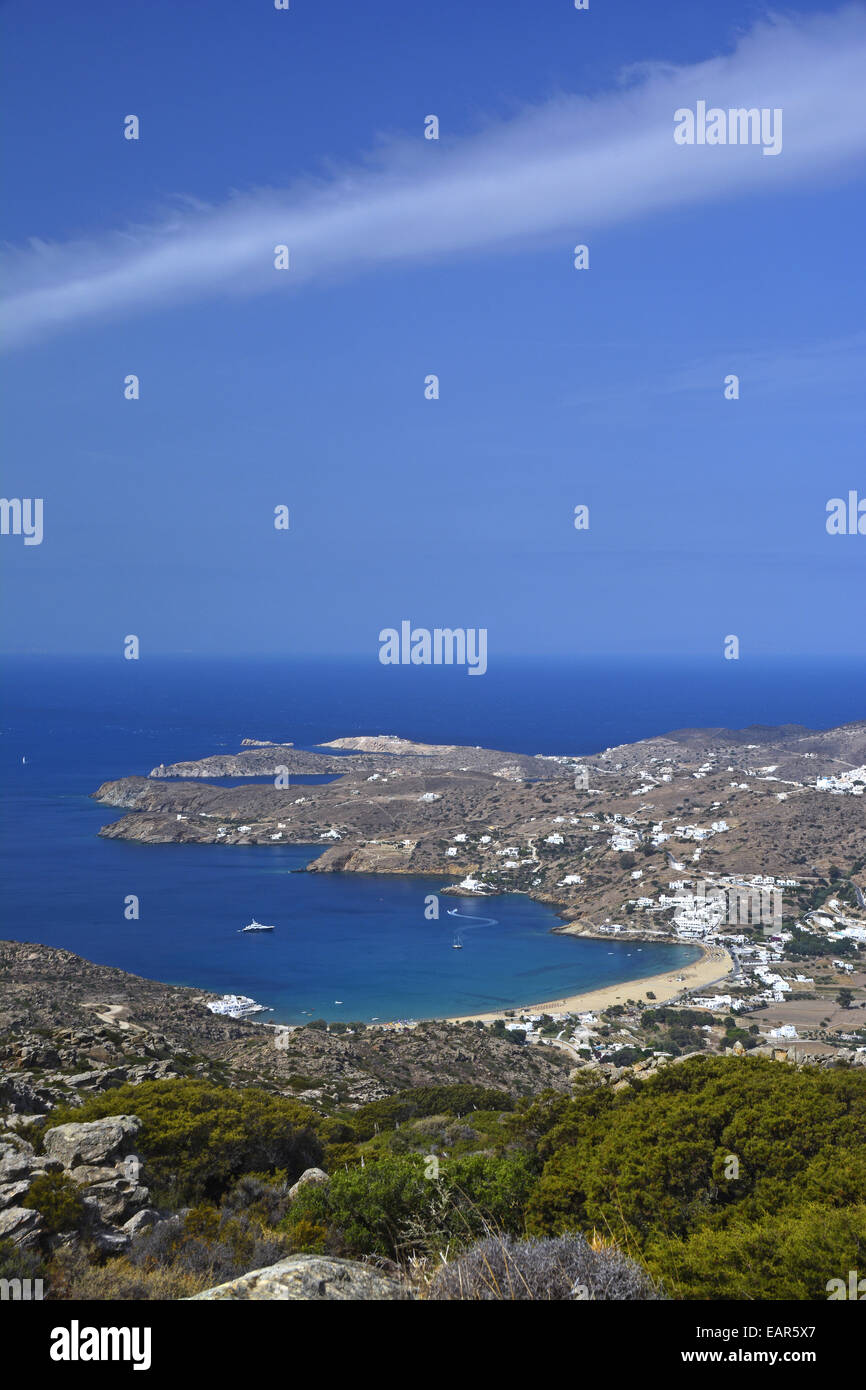 Mylopotas, der beliebteste Ferienort und der Strand unter den Jugendlichen, bekannt für seine Beach-Parties, in Insel Ios, Kykladen, Griechenland Stockfoto