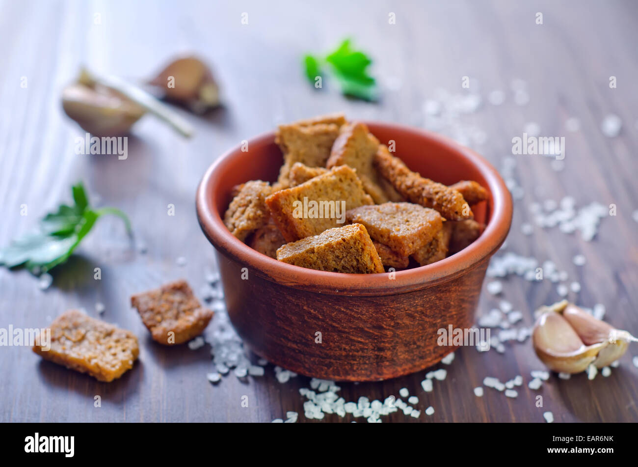 mit Salz und Knoblauch Croutons Stockfoto