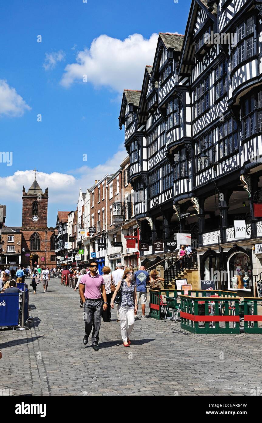 Gebäude und Geschäfte entlang der Bridge Street mit St. Peterskirche nach hinten, Chester, Cheshire, England, Vereinigtes Königreich, West-Europa. Stockfoto