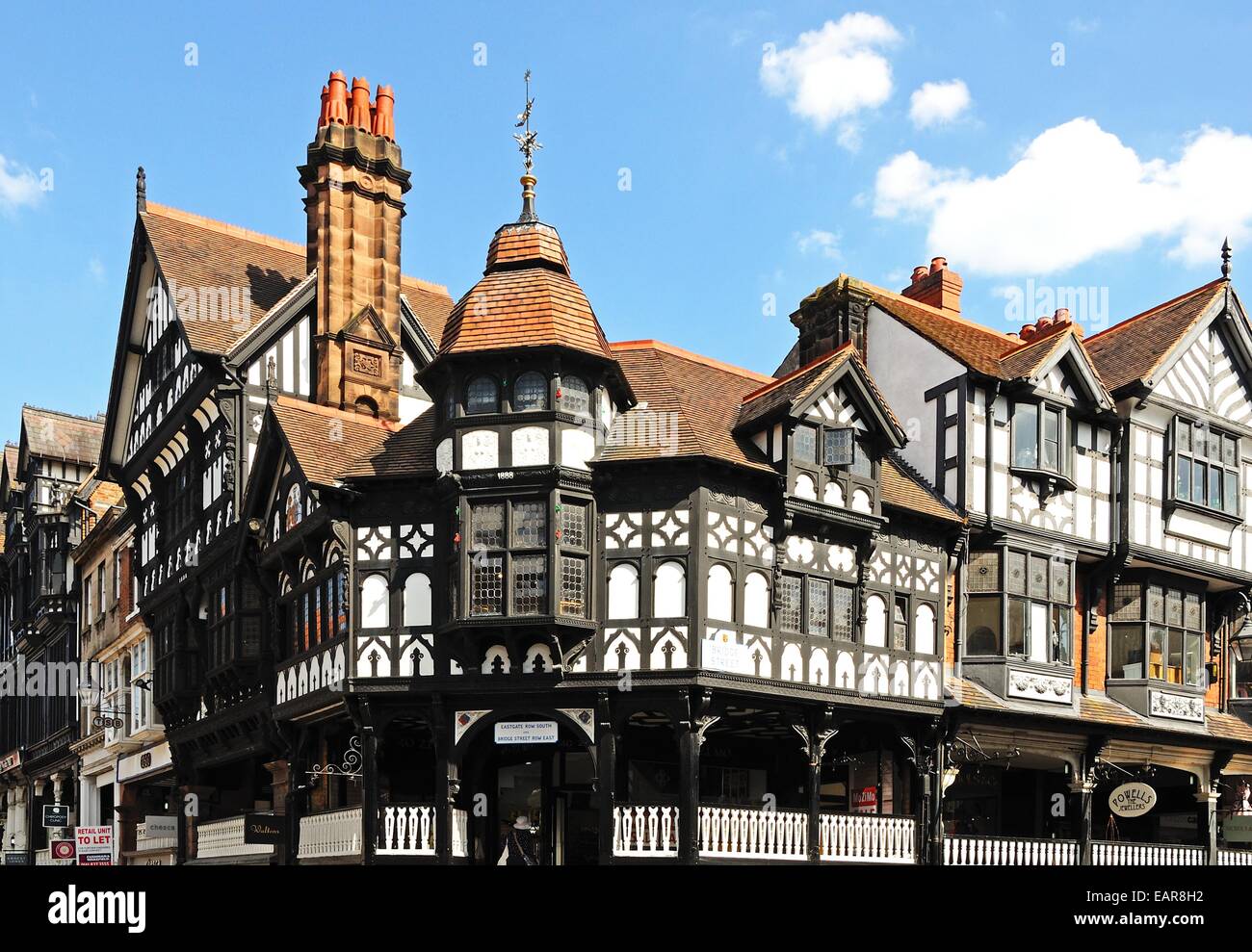 Die Zeilen-Geschäfte an der Ecke der Eastgate Street und Bridge Street, Chester, Cheshire, England, Vereinigtes Königreich, West-Europa. Stockfoto