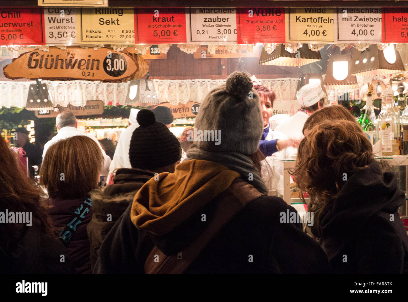 Ein Imbissstand auf einem Weihnachtsmarkt in Stuttgart-Deutschland Stockfoto