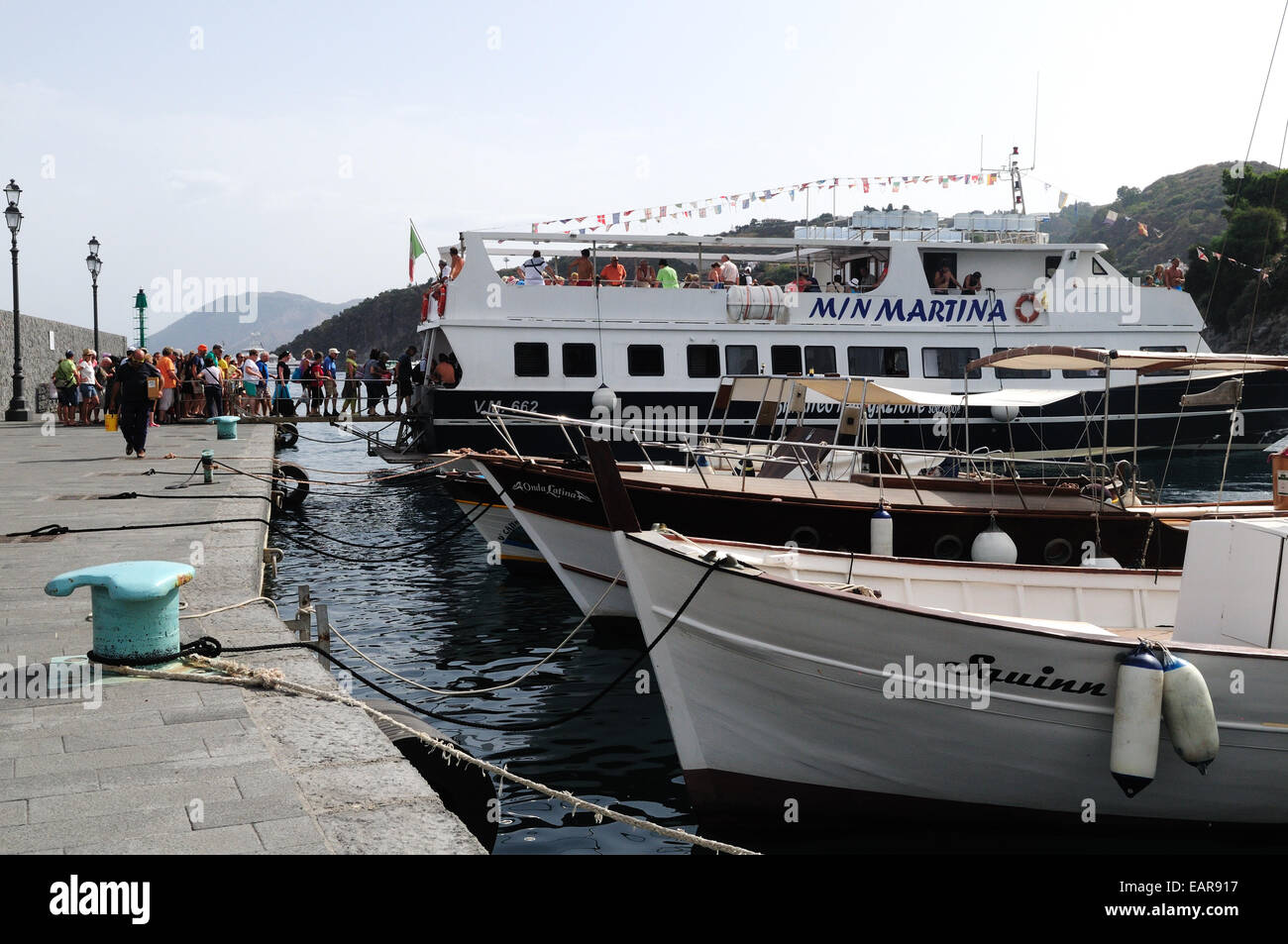 Menschen einsteigen in eine Fähre zur Insel Lipari port y Italien Stockfoto