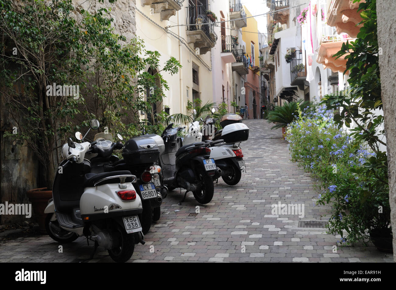 Roller parkten in einer alten Straße Lipari Insel Sizilien Italien Stockfoto