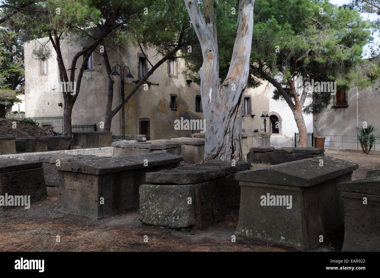Griechische und römische Gräber innerhalb der Zitadelle auf Lipari Insel Sizilien Italien Stockfoto