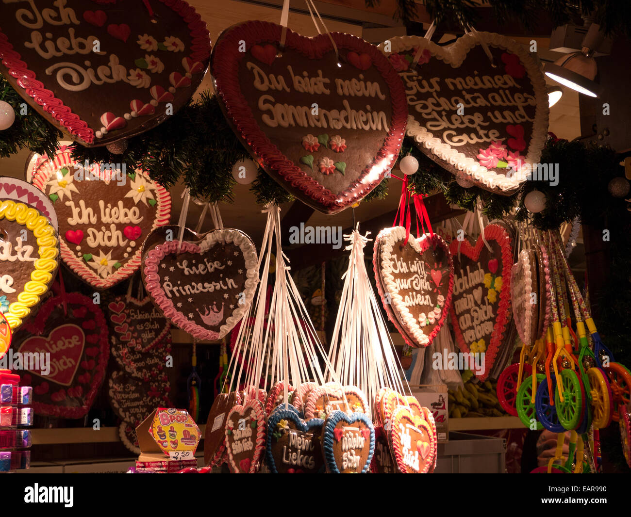 Lebkuchen hängen am Christkindlmarkt (Weihnachtsmarkt) in Stuttgart, Deutschland Stockfoto