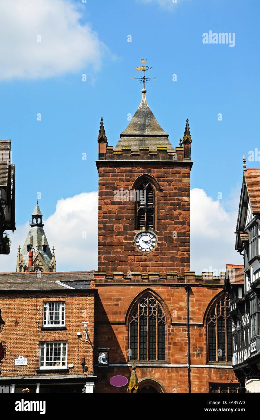 St. Peters Kirche Glockenturm betrachtet von Bridge Street, Chester, Cheshire, England, Vereinigtes Königreich, West-Europa. Stockfoto