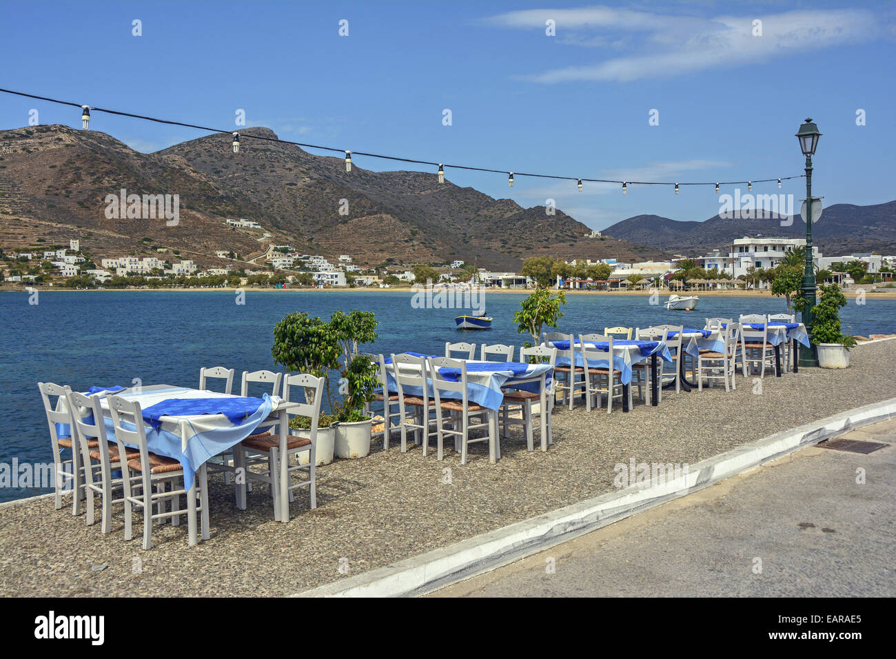 Eine traditionelle griechische Taverne an der Bucht von Ormos neben Yialos Strand und der Hafen von Ios Insel, Kykladen, Griechenland Stockfoto