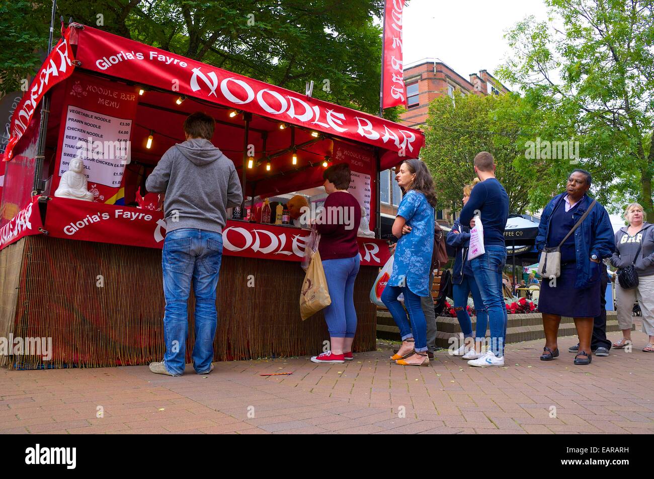 Menschen, die Warteschlangen an eine Nudel-Bar. Carlisle kontinentalen Markt. Carlisle Stadt Zentrum, Carlisle, Cumbria, England, UK. Stockfoto