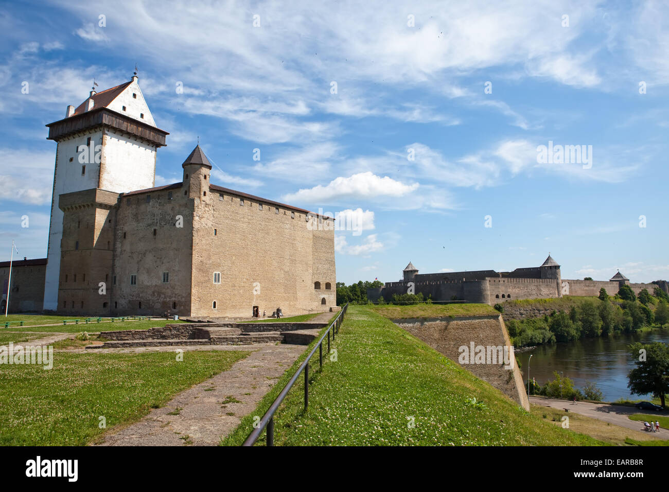 Zwei alte Festungen auf den Parteien aus dem Fluss, der Grenze ist. Narva, Estland und Ivangorod hinter dem Fluss, Russland. Stockfoto
