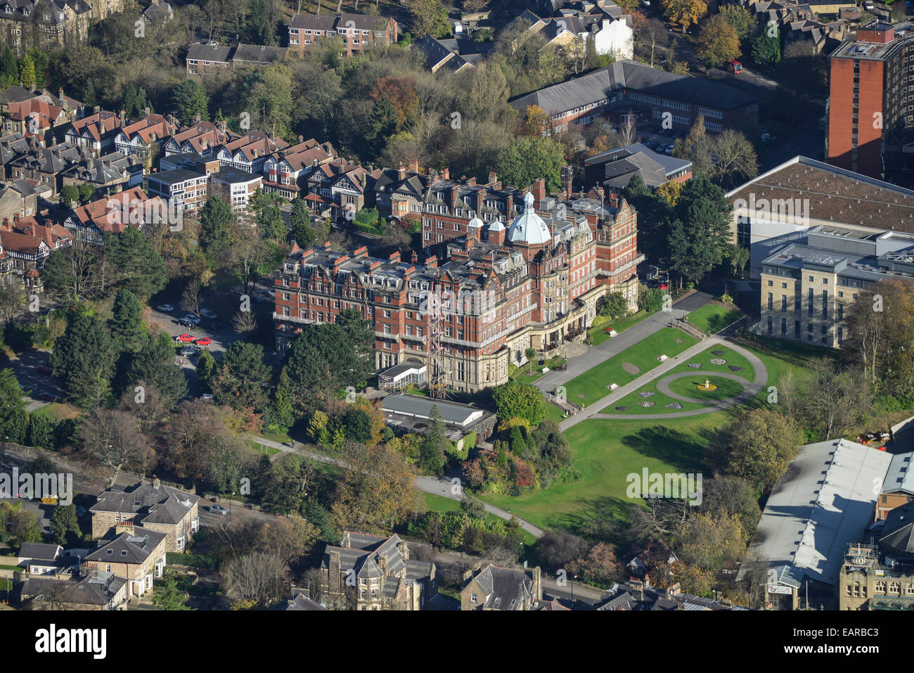 Eine Luftaufnahme des Majestic Hotels in Harrogate und der unmittelbaren Umgebung. Stockfoto