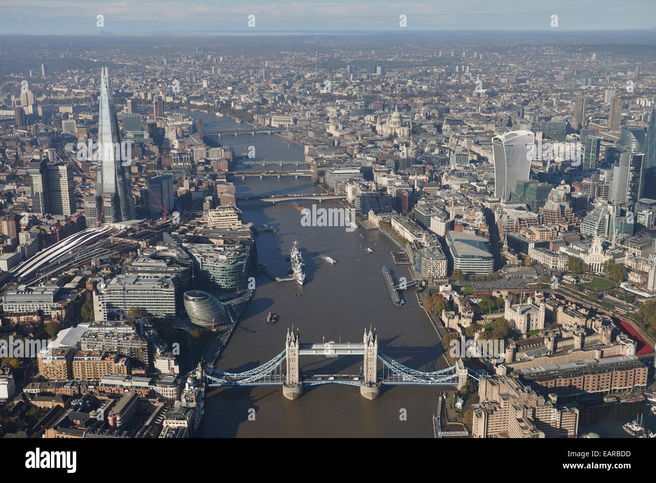 Eine Luftaufnahme blickte der Themse mit Tower Bridge im Vordergrund und die Scherbe und Tower of London sichtbar Stockfoto