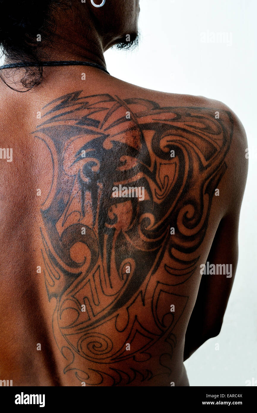 Tattoo auf dem Rücken eines Mannes, Sorong, Papua Barat, West-Papua, Indonesien Stockfoto