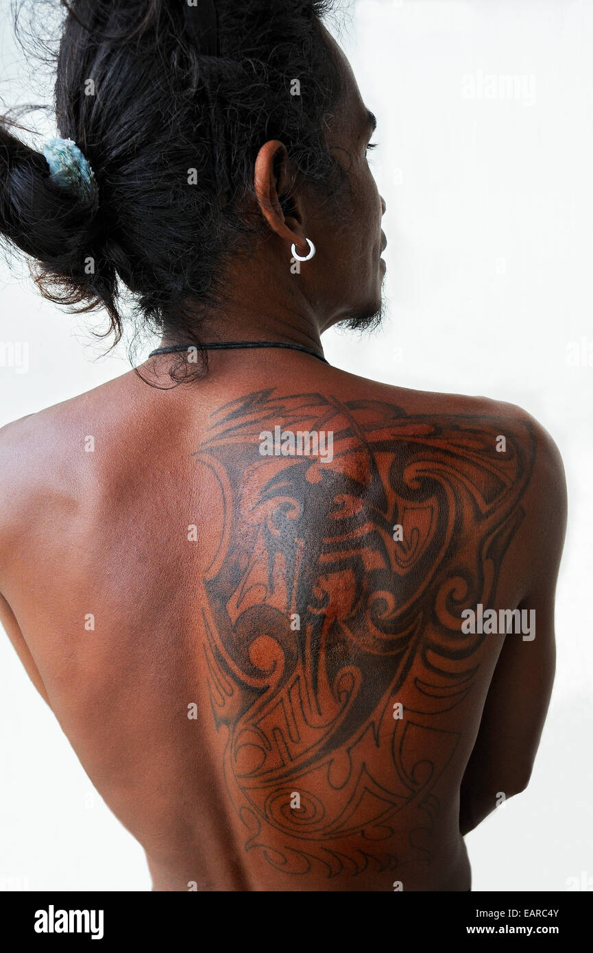 Tattoo auf dem Rücken eines Mannes, Sorong, Papua Barat, West-Papua, Indonesien Stockfoto