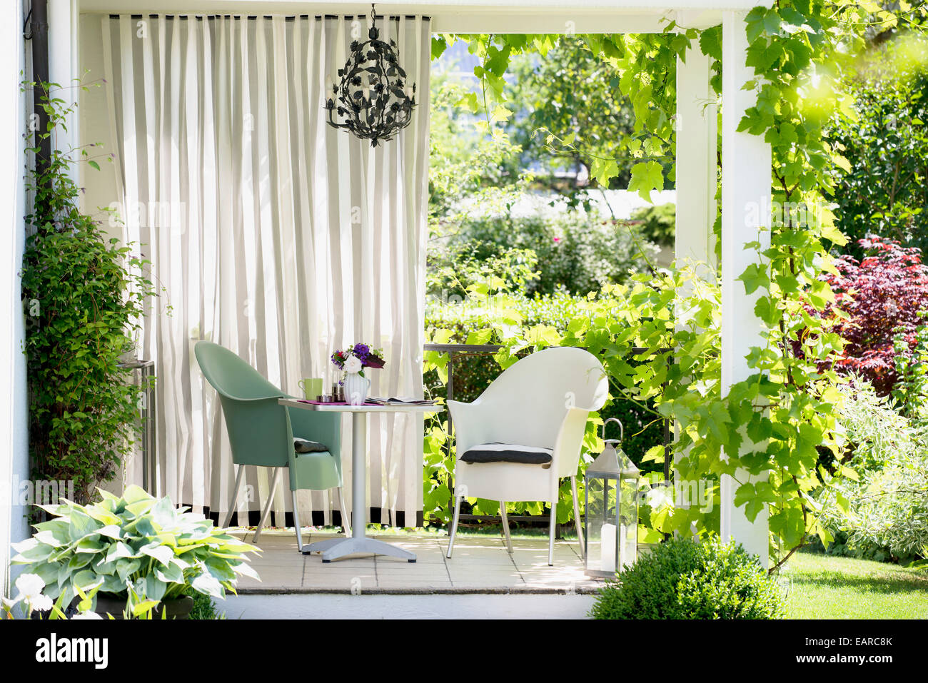 Kleine Terrasse mit Tisch und Stühlen, Garten Stockfoto