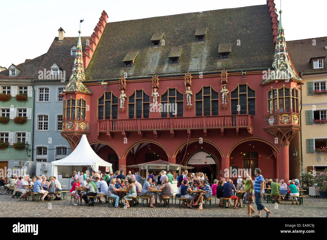 Wein Stand und Restaurants vor der historischen Händler Halle am Muensterplatz Square oder Domplatz Stockfoto